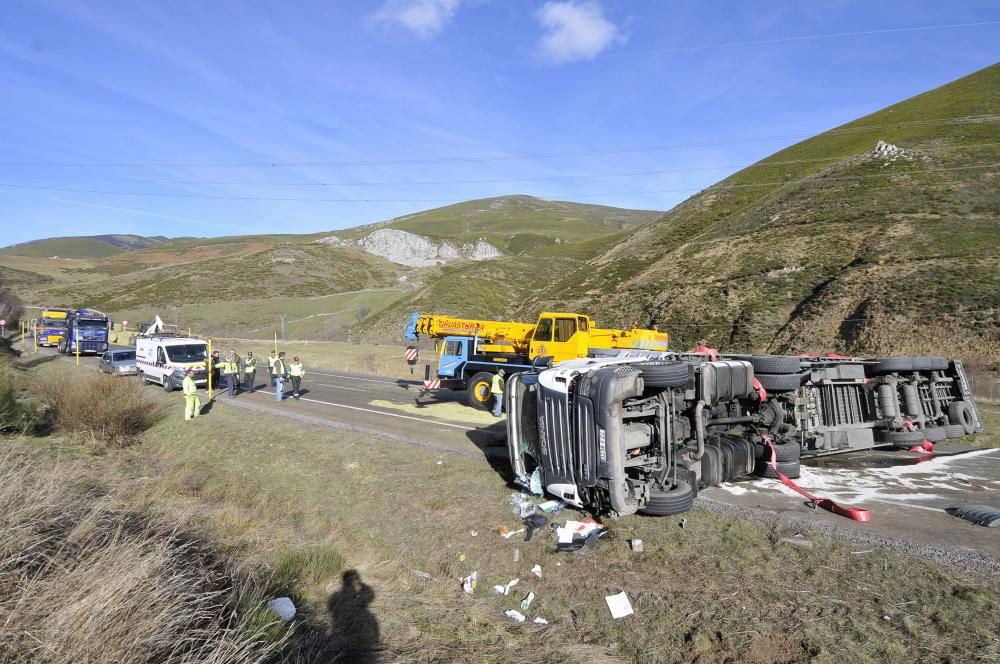 El vuelco de un camión obliga a cortar la carretera de Pajares