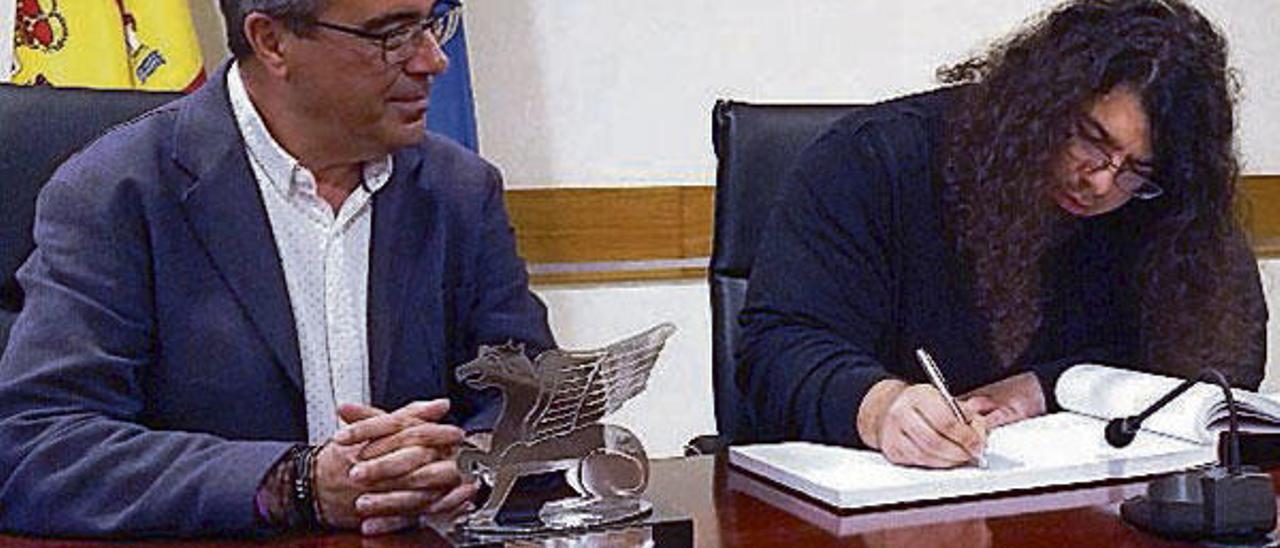 David Fernández firma en el Libro de Honor de Redován, junto al entonces alcalde del municipio, Emilio Fernández.