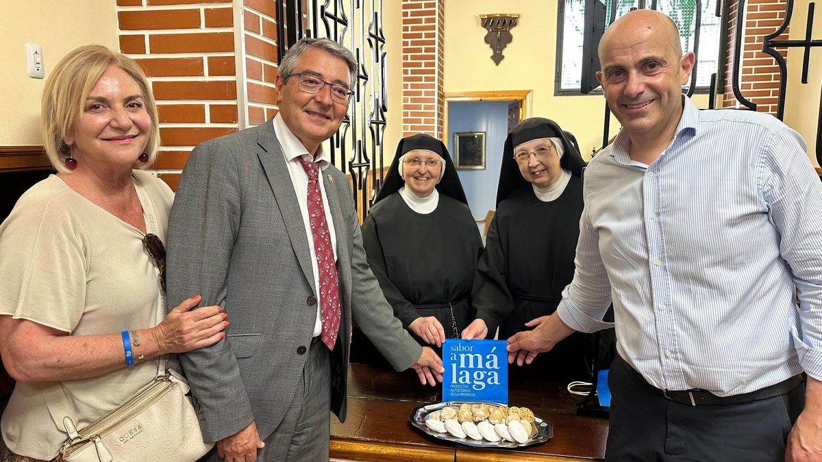 El presidente de la Diputación, Francisco Salado, entrega la placa de Sabor a Málaga durante su visita al Convento de las Mínimas de Archidona cuyos dulces artesanales llevan la marca