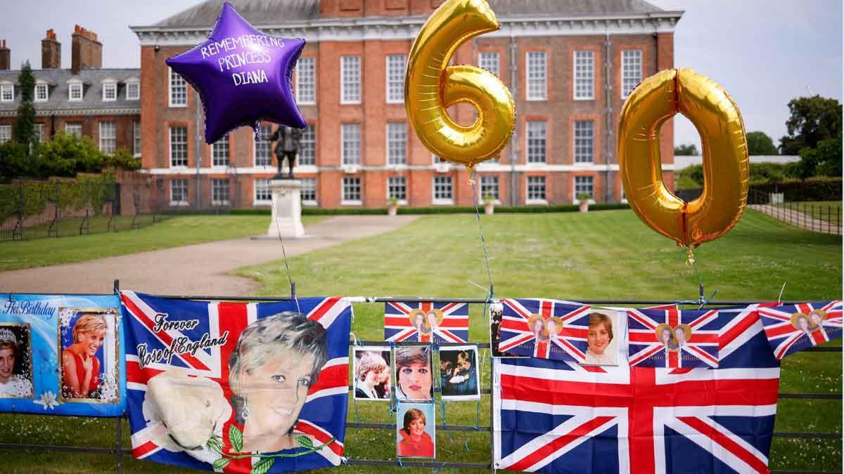 Globos y banderas en memoria de Lady Di en Kensington Palace