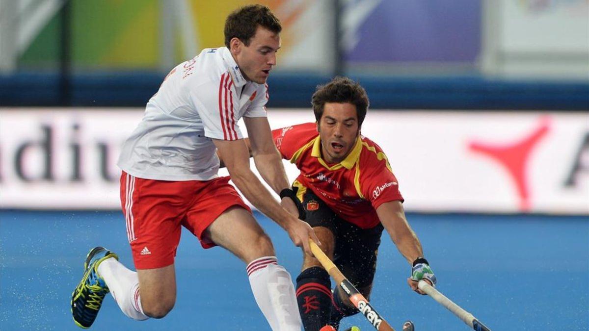 Miquel Delas intentando robar la pelota con la selección española