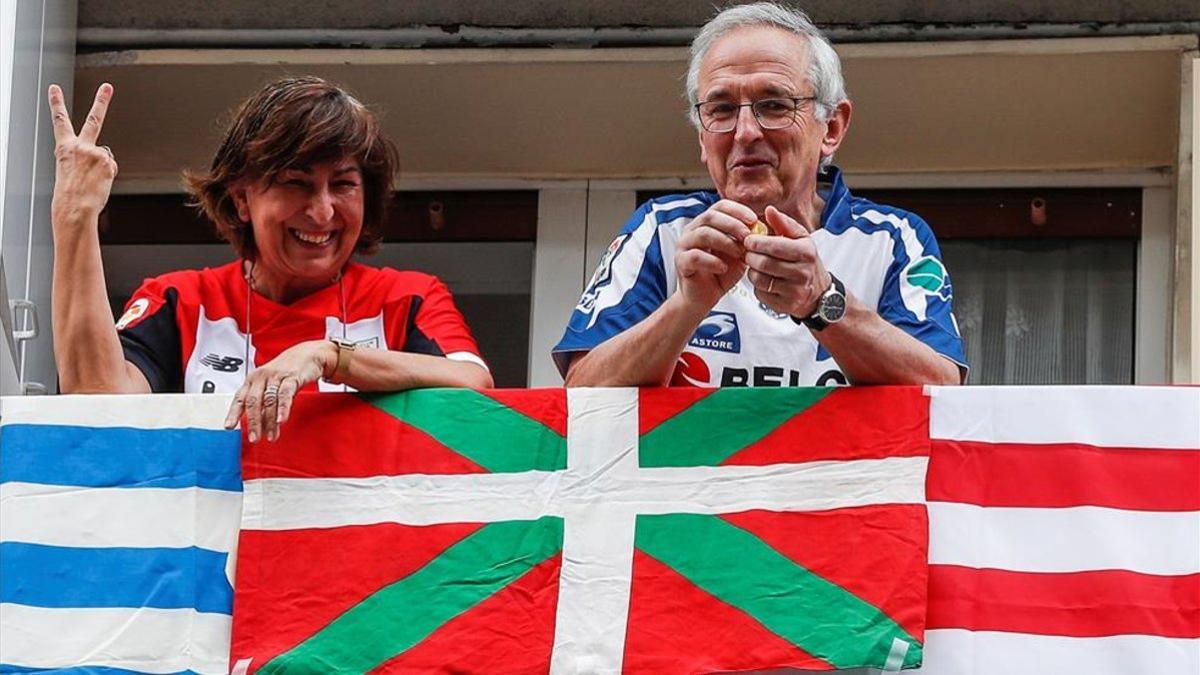 Aficionados con banderas de la Real Sociedad y el Athletic