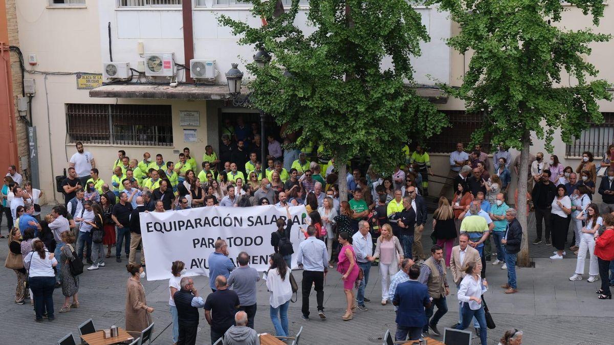Trabajadores municipales en la protesta del pasado 22 de junio en la plaza de la Soledad, ante la Concejalía de Recursos Humanos.