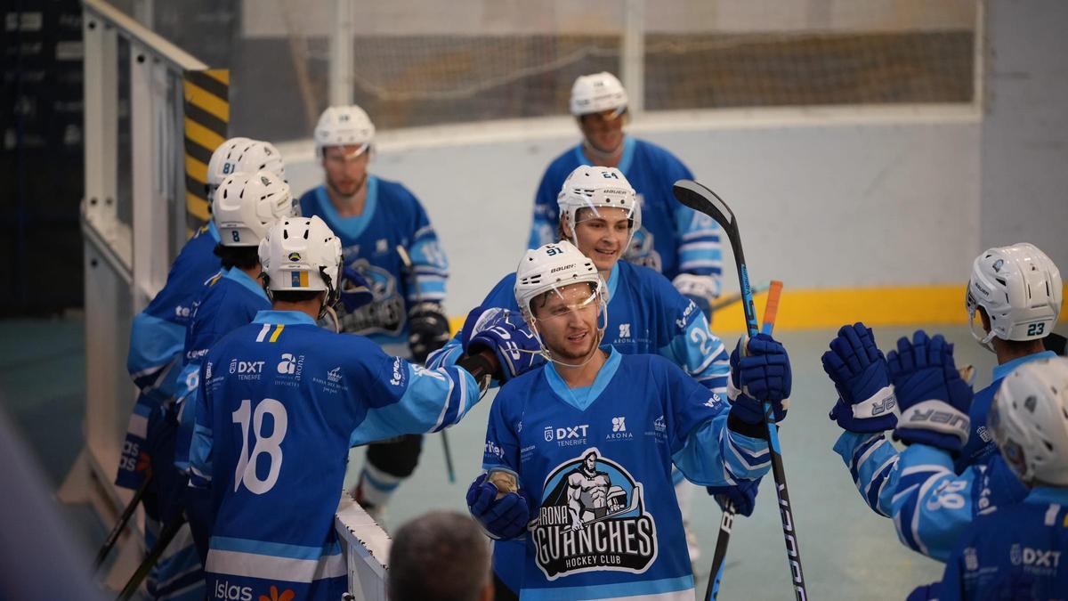 El Arona Tenerife Guanches celebra una de sus cinco victorias ligueras.