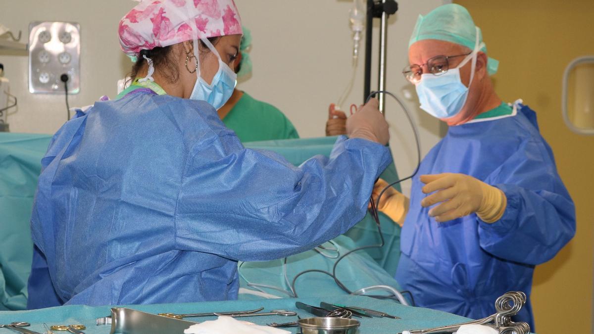 Momento de la intervención con la técnica de monitorización neurofisiológica intraoperatoria en el Hospital Universitario de Lanzarote Doctor José Molina Orosa.