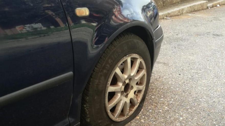 Rueda pinchada de un coche en Zamora.