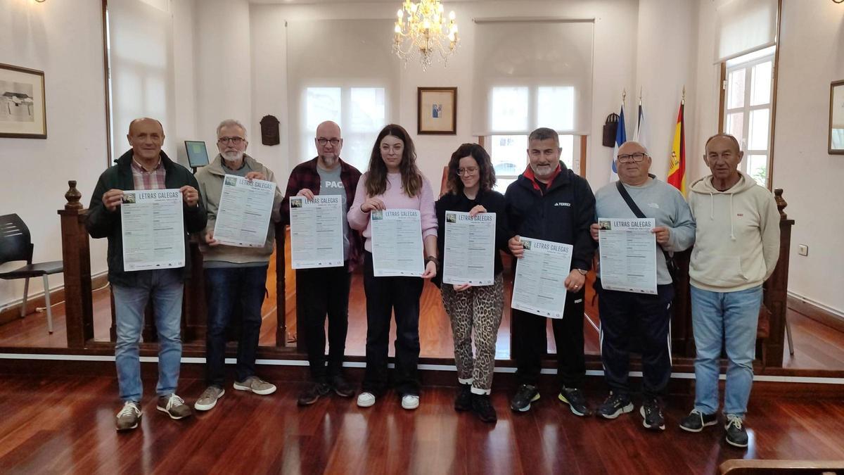Participantes en la presentación del programa del Día das Letras Galegas en Bueu.