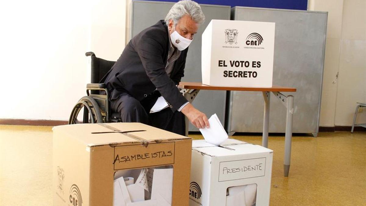 El presidente de Ecuador, Lenín Moreno, participa con su voto en las elecciones generales.