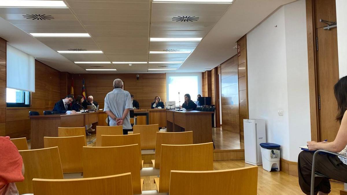 El acusado de agresión sexual a las dos menores, este lunes en la Audiencia Provincial de Castellón.