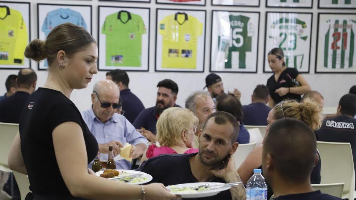 Trabajadores y familias disfrutan de los menús del día de Casa Antonio, en el polígono La Torrecilla.