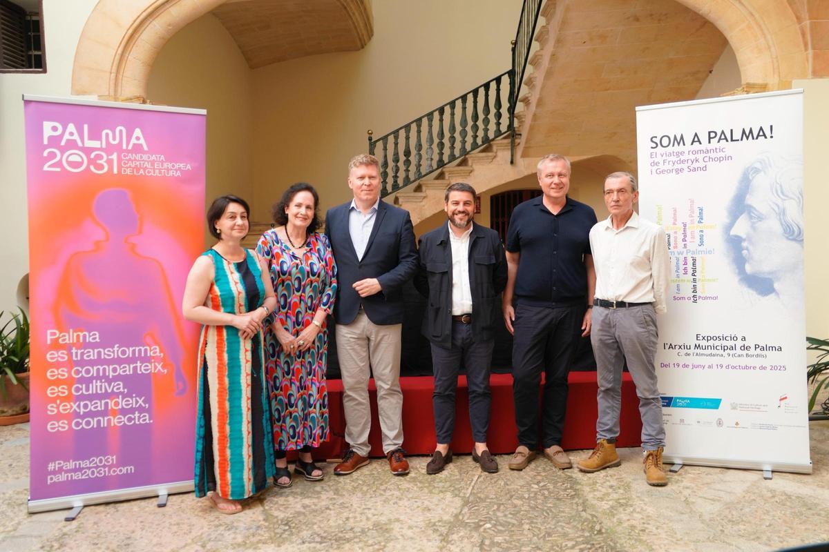 Foto de familia de los responsables del convenio