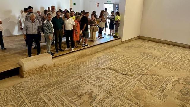 Las autoridades frente al mosaico ‘Bodas de Cadmo y Hamonía’, el más importante de la colección. | SERVICIO ESPECIAL