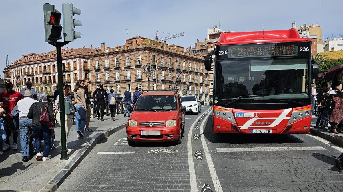 Los coches invaden el carril bici del Puente Viejo.