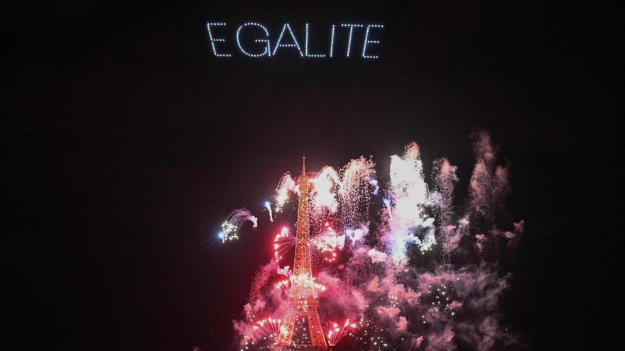 Un espectáculo de luz y pólvora corona la Torre Eiffel en el Día de la Bastilla