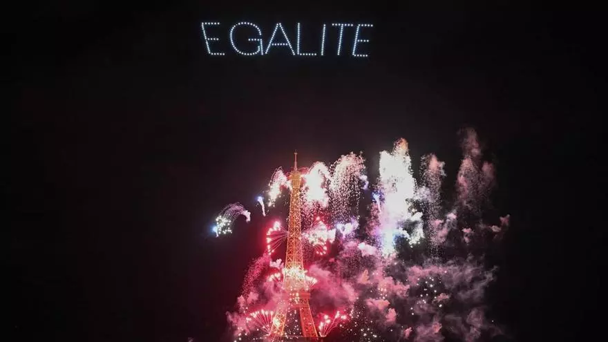 Un espectáculo de luz y pólvora corona la Torre Eiffel en el Día de la Bastilla