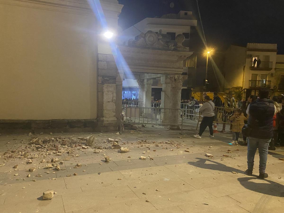 Destrozos en el Hornito de Mérida al paso de una carroza de la Cabalgata de Reyes Destrozos en el Hornito de Mérida al paso de una carroza de la Cabalgata de Reyes