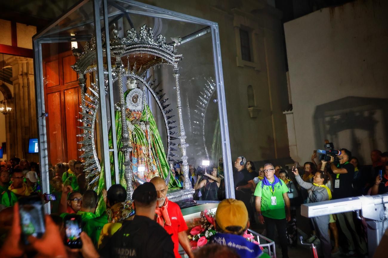 La Virgen de Candelaria abandona la Basílica para poner rumbo a Santa Cruz de Tenerife