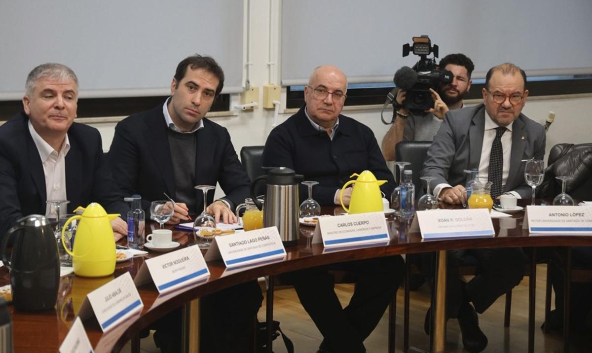 El ministro de Economía, durante la charla coloquio con los estudiantes