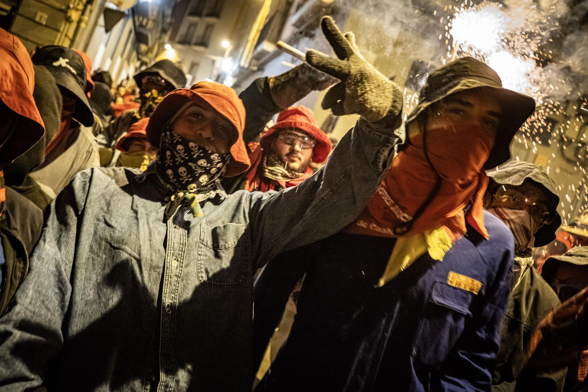 Un Correfoc multitudinari omple de pólvora i gresca el centre històric de Manresa