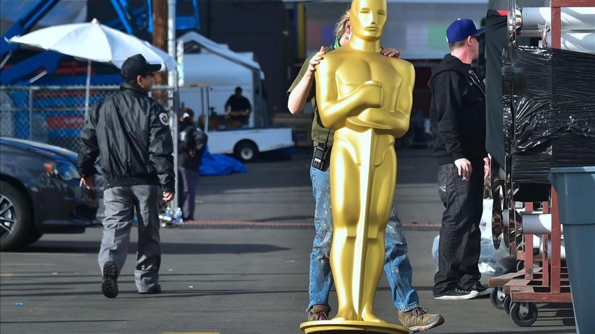 zentauroepp37400019 a statue of the oscar is transported in a hollywood back lot180221195437