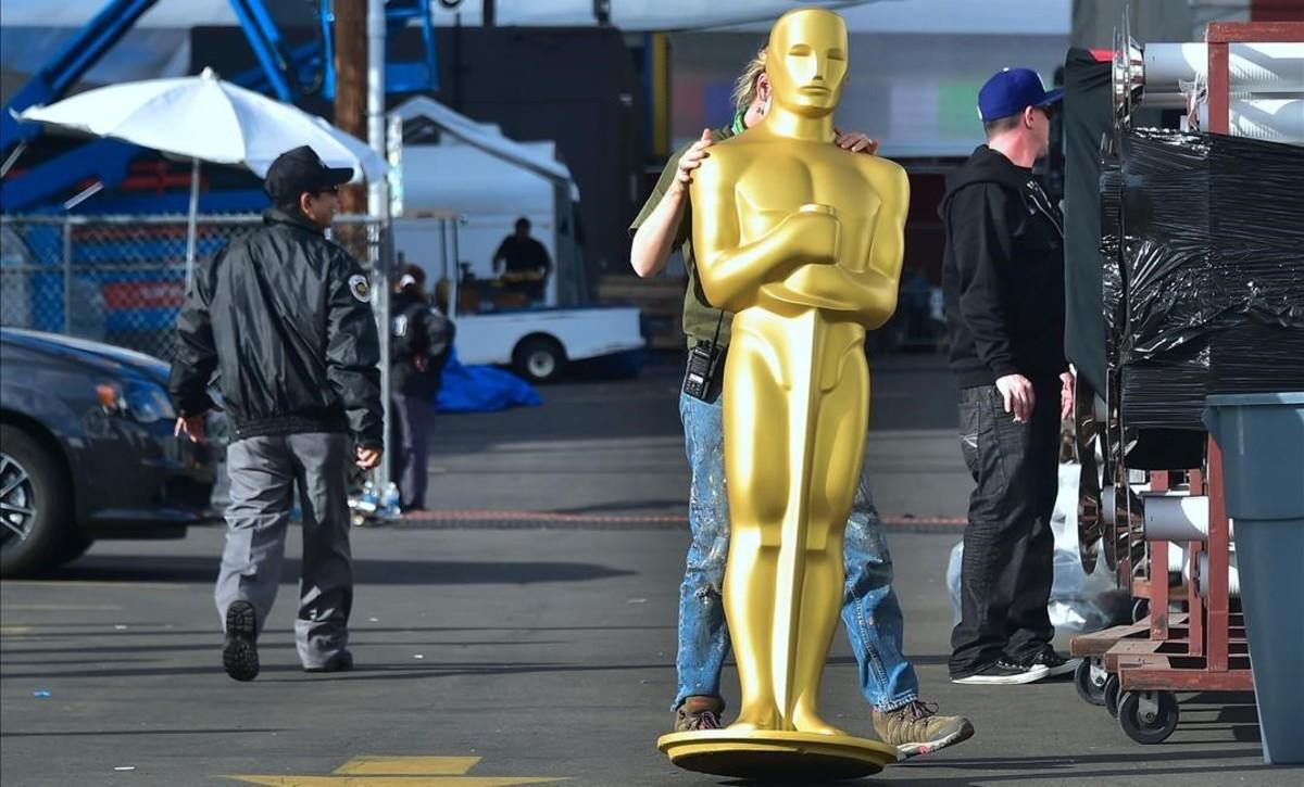 zentauroepp37400019 a statue of the oscar is transported in a hollywood back lot180221195437