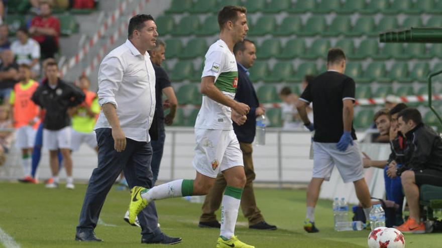 Manuel Sánchez retirándose a los vestuarios, el pasado domingo tras su expulsión frente al Ontinyent