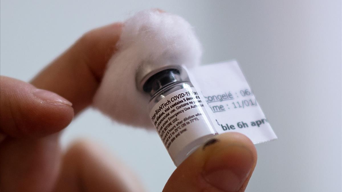 A nurse holds a vial containing the Pfizer BioNTech Covid-19 vaccine during a vaccination campaign at the  Centre Hospitalier Bretagne Atlantique  (CHBA) hospital on January 7  2021  in Vannes  western France  as part of France s national vaccination campaign to fight against the spread of the novel coronavirus  (Photo by LOIC VENANCE   AFP)