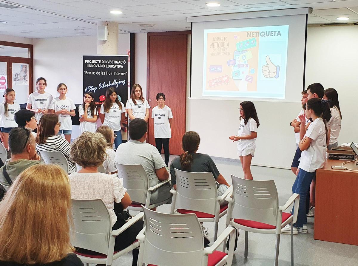 Charla de los Ayudantes TIC en la Casa de la Cultura de Ondara.