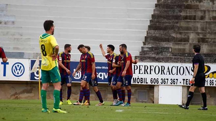 Los jugadores del Poblense celebran el tercer gol.