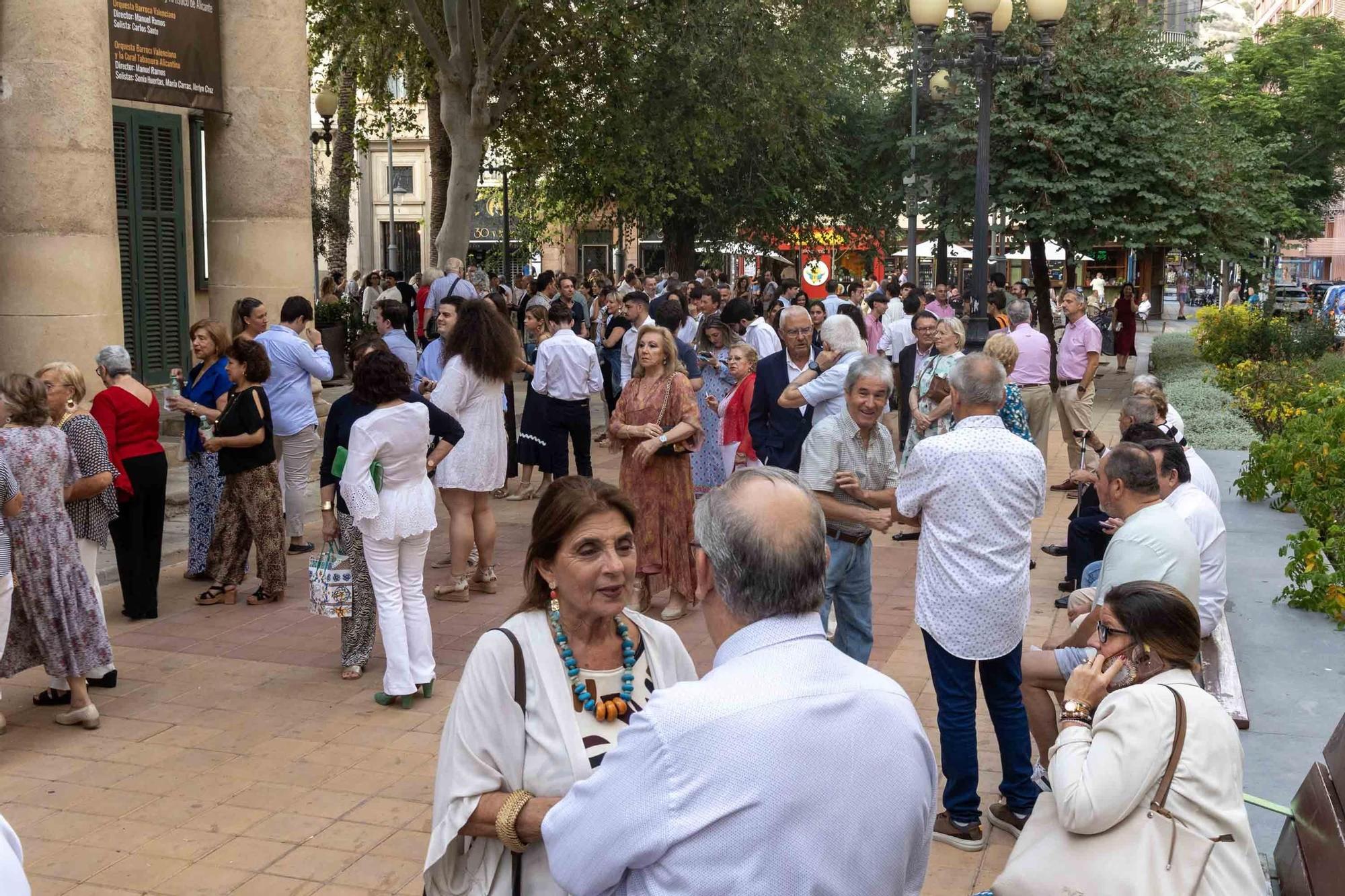 Manuel Escribano pronuncia el pregón de apertura de la Feria de Hogueras en el Teatro Principal de Alicante
