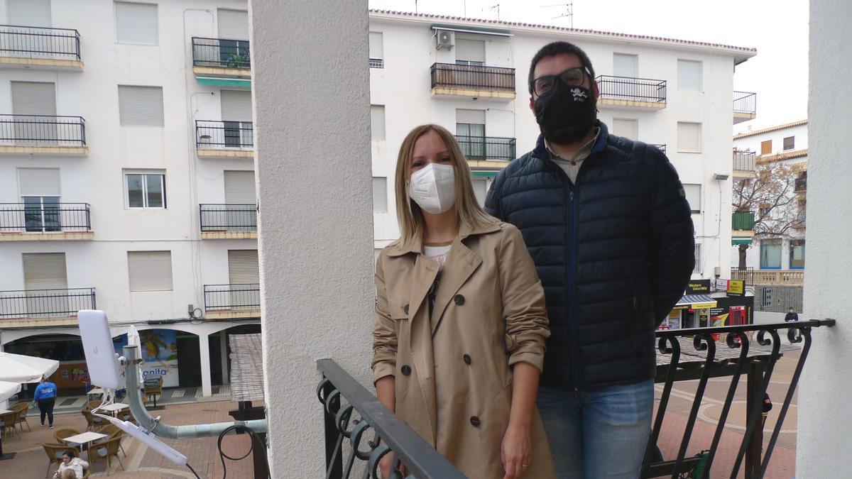 Los ediles Mari Laviós y Pere Barber en la Plaza José María Planelles.