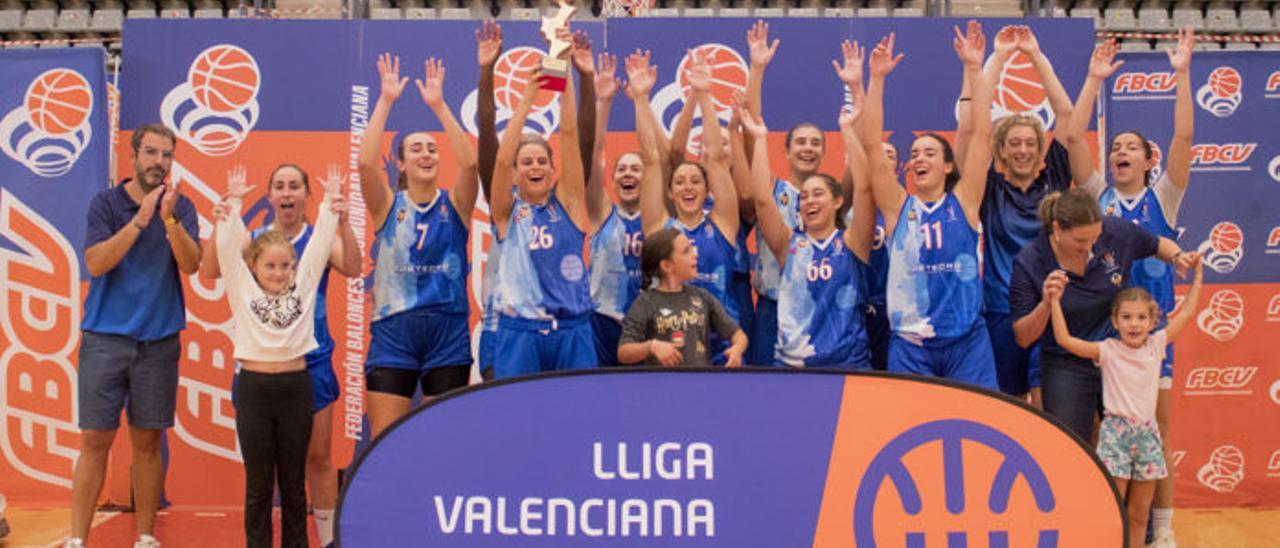 El Fustecma Nou Bàsquet Femení viene de alzar el trofeo de la Lliga Valenciana.