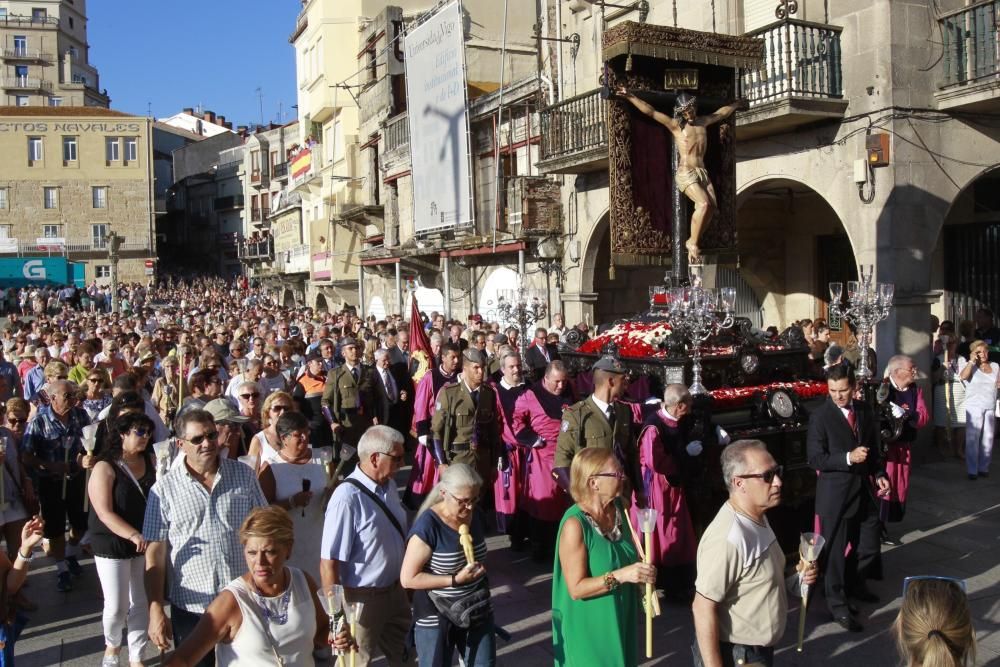 Cientos de miles de seguidores acompañan a la procesión por el centro de Vigo en medio de un asfixiante calor.