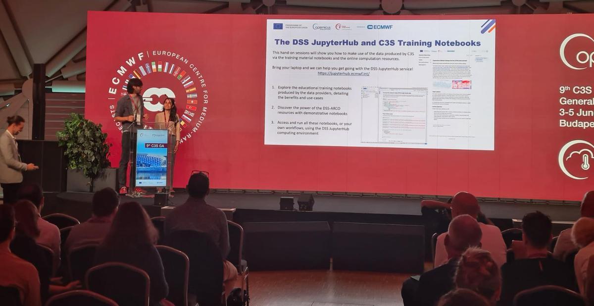 Uno de los organismos para los que trabaja Randbee es el el Centro Europeo de Previsiones Meteorológicas. En la imagen, Beatriz Martín, de Randbee, exponiendo en la asamblea general del servicio Copernicus sobre el Cambio Climático, celebrada en Budapest (Hungría) del 3 al 5 de junio.
