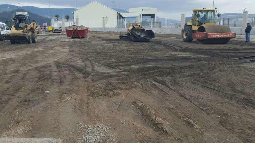 Obras en la explanada de estacionamiento del puerto. // S.A.