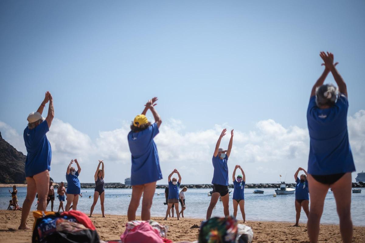 Un grupo de mayores participa en una de las actividades de Santa Cruz Vital, desarrollada en la playa de Las Teresitas.