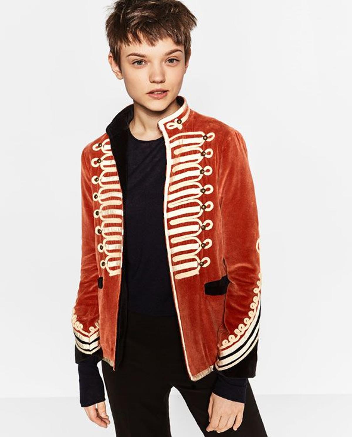 Rebajas 2017, chaqueta de terciopelo rojo de Zara (39,99€)