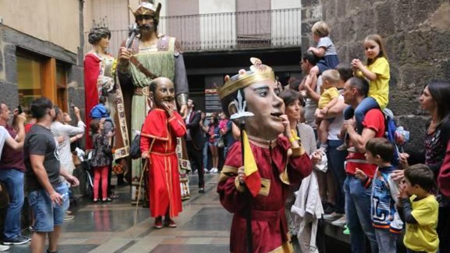 La pluja retarda la cercavila  Una multitud va esperar hores la faràndula