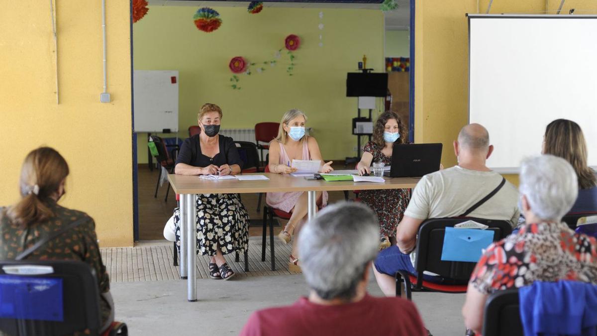 Asamblea anual del colectivo, ayer, en su sede de Mouriscade. |   // BERNABÉ/JAVIER LALÍN