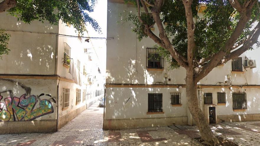 Entrada de la calle Andrés Coll Pérez, donde se produjo el incendio.