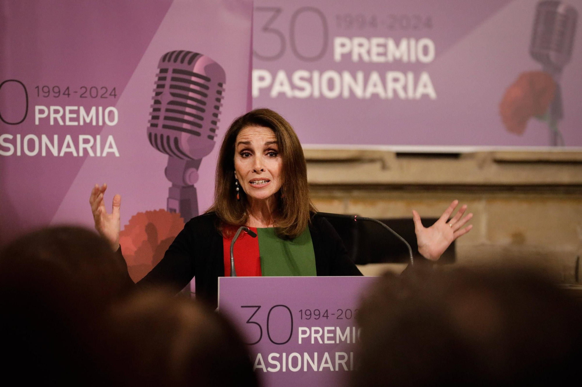 Ana Belén recibe el premio "Pasionaria" en la Colegiata (en imágenes)