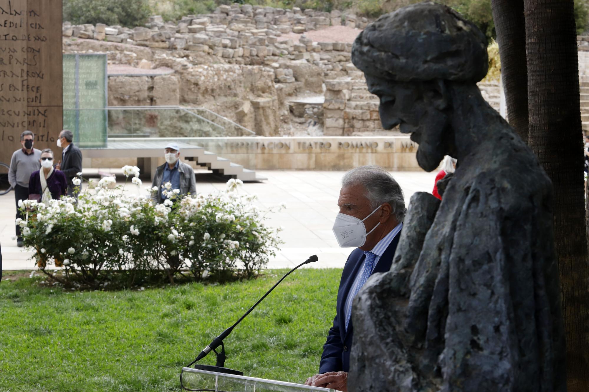 Ofrenda floral al monumento de Ibn Gabirol en Málaga