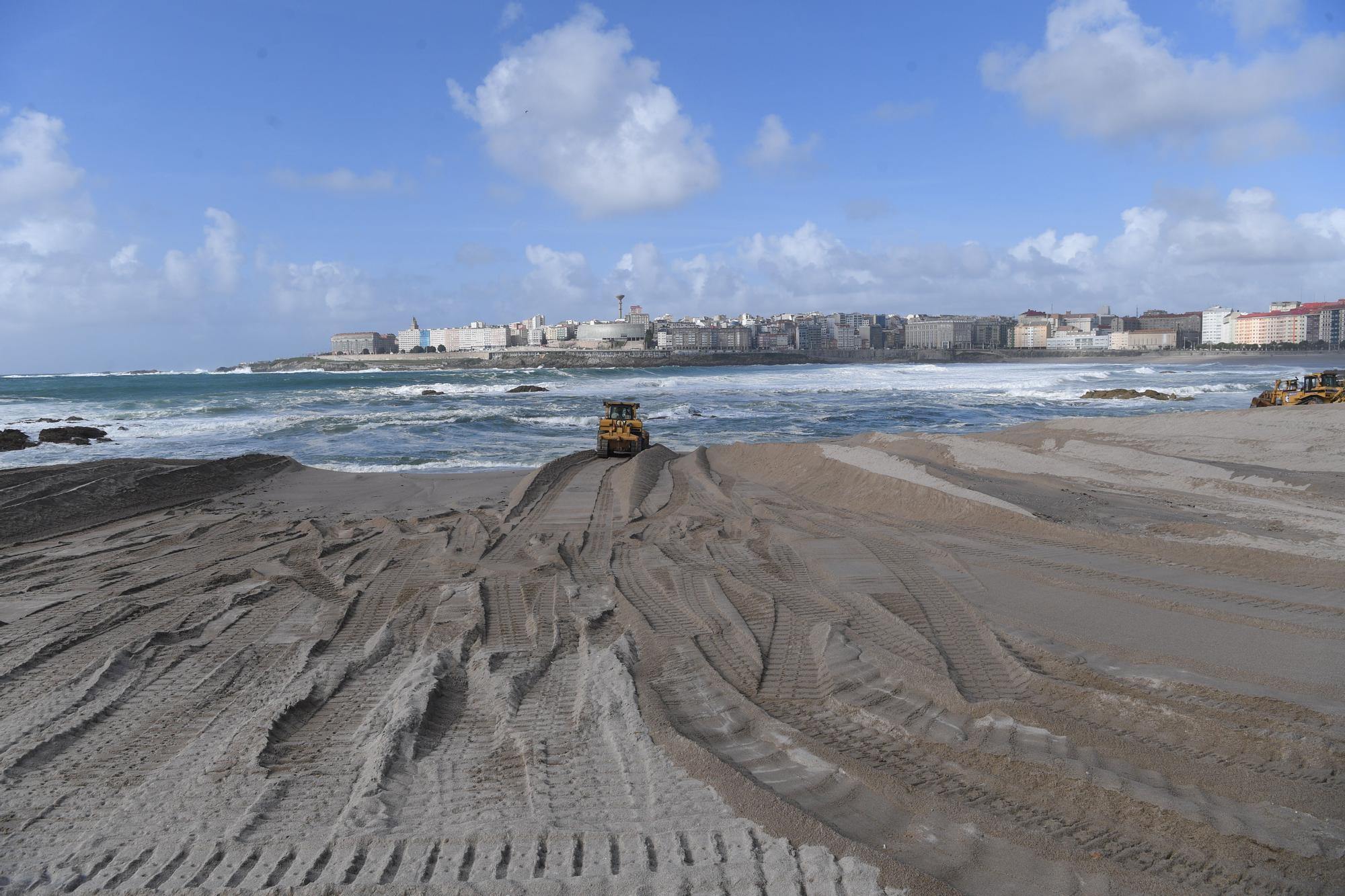 La playa de Riazor se prepara para la temporada de verano