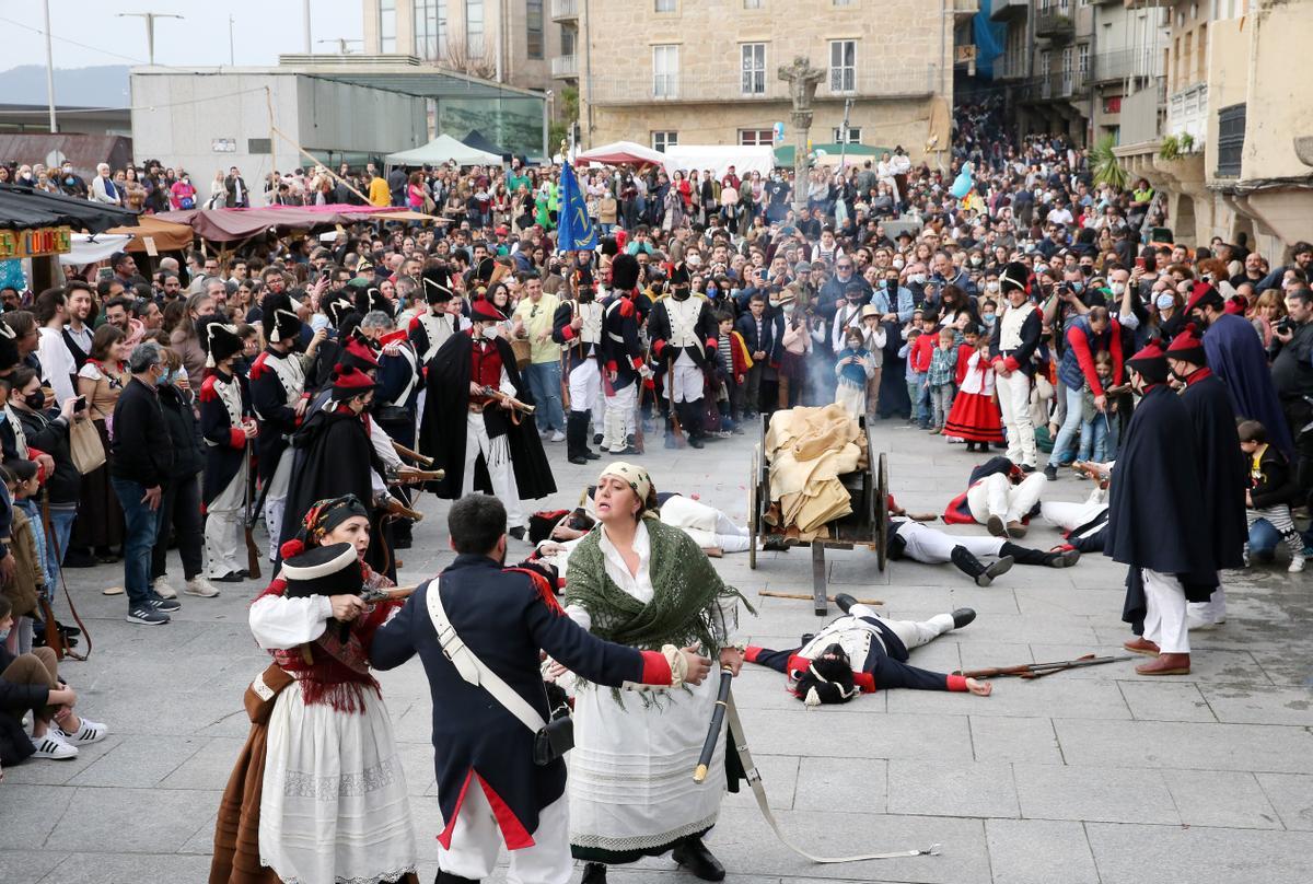 AMBIENTE DE LA FESTA DA RECONQUISTA DE VIGO 2022 EN LAS CALLES DEL CASCO VELLO DE LA CIUDAD. UN MOMENTO DE LA REPRESENTACION DEL ENFRENTAMIENTO ENTRE CIUDADANOS DE LA VILLA Y LAS TROPAS FRANCESAS. LA MILICIA DE HONRA DE VIGO LOGRO INTERCEPTAR UN CONVOY DE COMUNICACIONES FRANCES HUMILLANDO A SU TENIENTE / FIESTA DE CARACTER HISTORICO