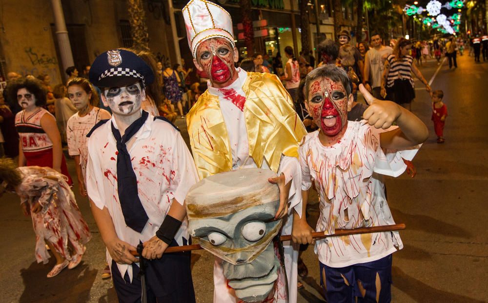 Diferentes momentos del Desfile del Ninot en San Vicente del Raspeig, que reunió a cientos de personas.