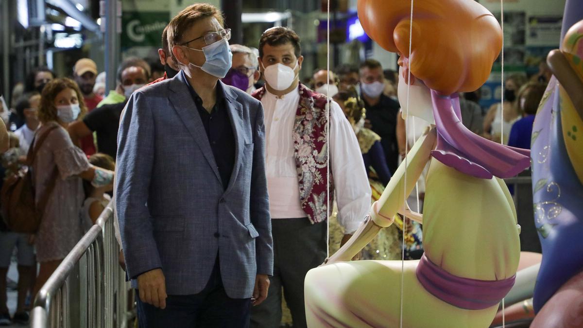 El &#039;president&#039; de la Generalitat, Ximo Puig, durante su visita a la falla Vilanova en Gandia (Valencia)