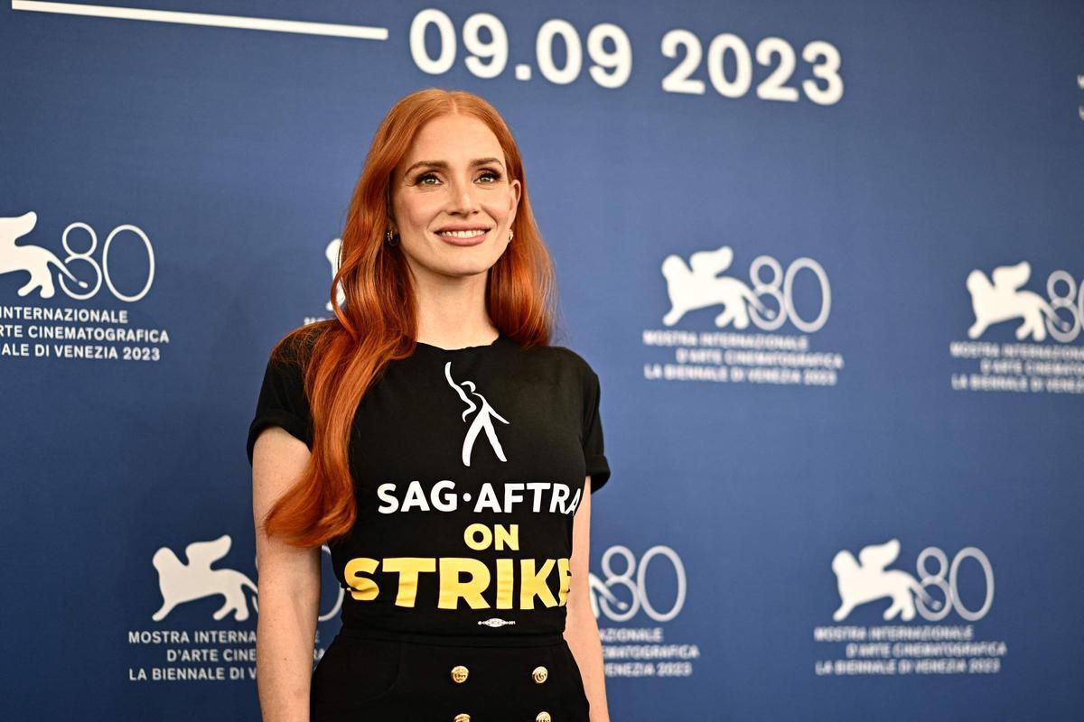 Jessica Chastain posa en Venecia con una camiseta de apoyo a la huelga de actores y guionistas.