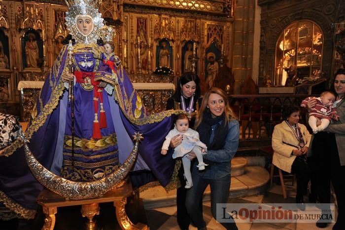 Los niños pasan por el manto de la Fuensanta