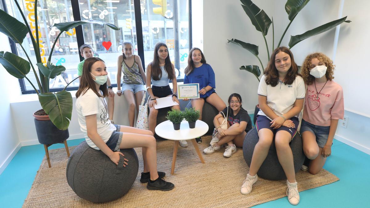 Alumnas de uno de los centros participantes en uno de los rincones del Espacio Joven Ibercaja.