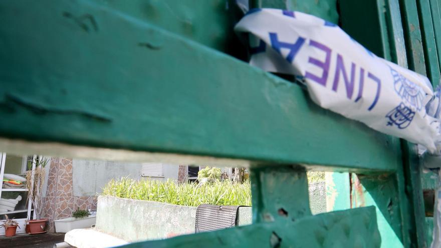 El precinto policial, ayer, en el portalón de entrada a la vivienda donde ocurrió el homicidio, ubicada en la calle Curros de Lavadores.